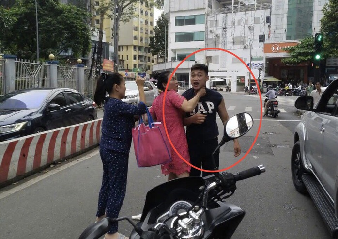 Công an lấy lời khai tài xế đánh người trước Bệnh viện Từ Dũ- Ảnh 1. Công an lấy lời khai tài xế đánh người trước Bệnh viện Từ Dũ- Ảnh 1.