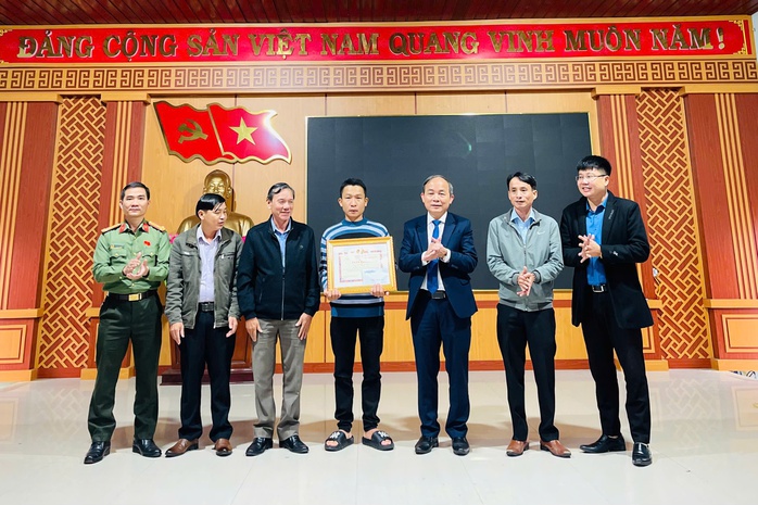 Khen thưởng người đàn ông cứu được 3 mạng người- Ảnh 1. Khen thưởng người đàn ông cứu được 3 mạng người- Ảnh 1.