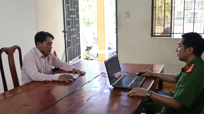 Vụ tài xế xe tải bị đánh dã man khi dừng đèn đỏ ở Bình Phước: Đối tượng gây bức xúc khai gì?- Ảnh 1. Vụ tài xế xe tải bị đánh dã man khi dừng đèn đỏ ở Bình Phước: Đối tượng gây bức xúc khai gì?- Ảnh 1.
