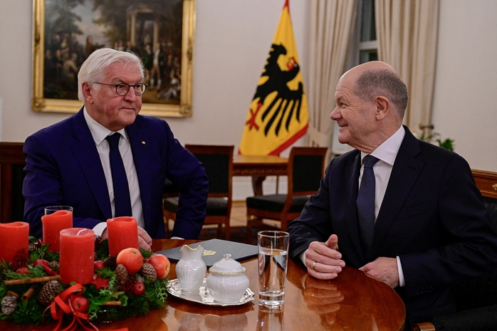 Thủ tướng Đức Olaf Scholz (phải) gặp Tổng thống Frank-Walter Steinmeier tại Cung điện Bellevue ở Berlin hôm 16-12 Ảnh: REUTERS Thủ tướng Đức Olaf Scholz (phải) gặp Tổng thống Frank-Walter Steinmeier tại Cung điện Bellevue ở Berlin hôm 16-12 Ảnh: REUTERS