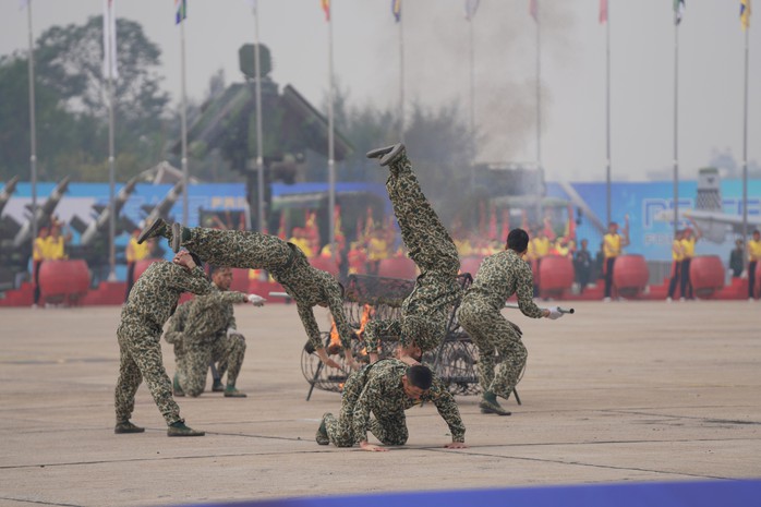 VIDEO: Tiêm kích Su-30MK2 bay biểu diễn tại Triển lãm Quốc phòng- Ảnh 4. VIDEO: Tiêm kích Su-30MK2 bay biểu diễn tại Triển lãm Quốc phòng- Ảnh 4.