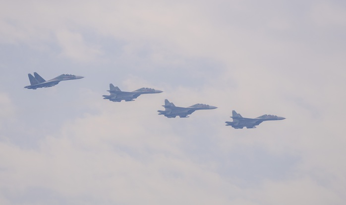 VIDEO: Tiêm kích Su-30MK2 bay biểu diễn tại Triển lãm Quốc phòng- Ảnh 8. VIDEO: Tiêm kích Su-30MK2 bay biểu diễn tại Triển lãm Quốc phòng- Ảnh 8.