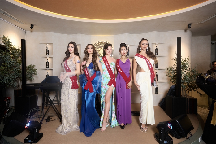 Mỹ nhân Miss Charm mê phở, nghiện cà phê, ghiền đồ ăn vặt Việt Nam- Ảnh 3. Mỹ nhân Miss Charm mê phở, nghiện cà phê, ghiền đồ ăn vặt Việt Nam- Ảnh 3.