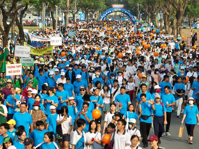 Chương trình “Đi bộ từ thiện Đinh Thiện Lý” hỗ trợ bà con nghèo đón Tết- Ảnh 1. Chương trình “Đi bộ từ thiện Đinh Thiện Lý” hỗ trợ bà con nghèo đón Tết- Ảnh 1.