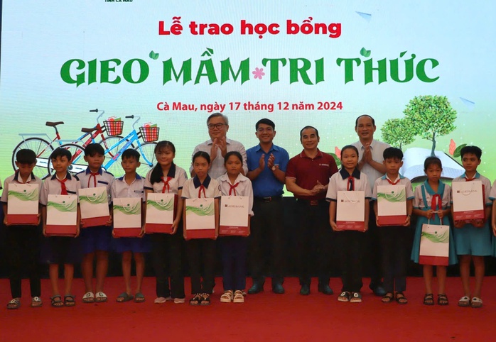 Trao hàng trăm suất học bổng cho học sinh ở Cà Mau- Ảnh 1. Trao hàng trăm suất học bổng cho học sinh ở Cà Mau- Ảnh 1.