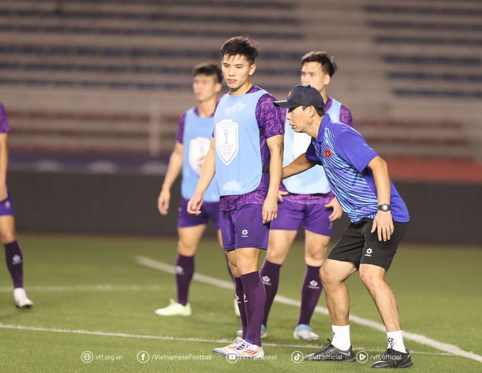 HLV Kim Sang-sik: Tuyển Việt Nam không phân cầu thủ đá chính hay dự bị- Ảnh 4. HLV Kim Sang-sik: Tuyển Việt Nam không phân cầu thủ đá chính hay dự bị- Ảnh 4.