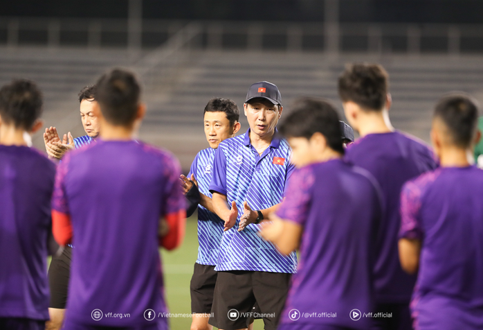 HLV Kim Sang-sik: Tuyển Việt Nam không phân cầu thủ đá chính hay dự bị- Ảnh 6. HLV Kim Sang-sik: Tuyển Việt Nam không phân cầu thủ đá chính hay dự bị- Ảnh 6.