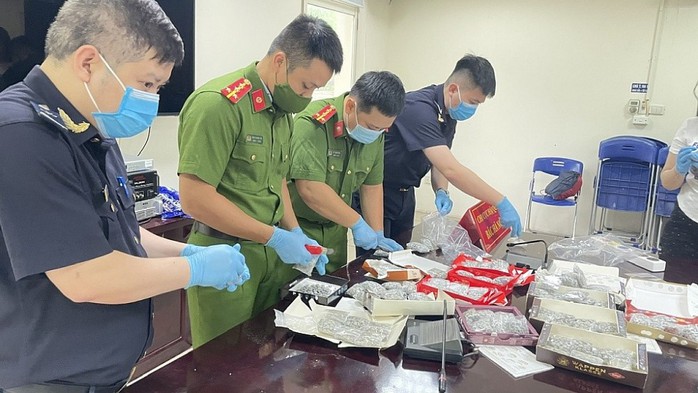 Hải quan phòng, chống buôn lậu cao điểm Tết Ất Tỵ 2025- Ảnh 1. Hải quan phòng, chống buôn lậu cao điểm Tết Ất Tỵ 2025- Ảnh 1.