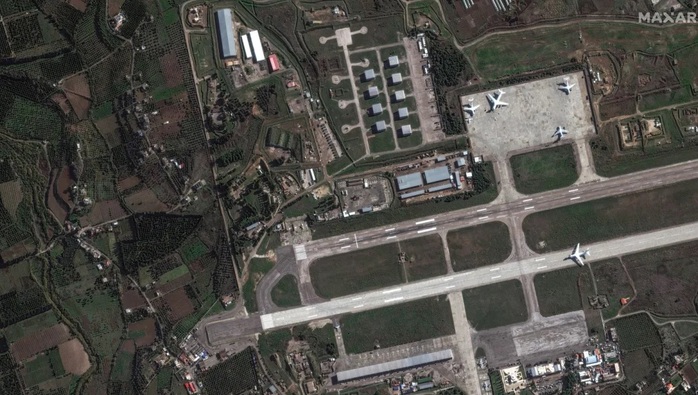 Hình ảnh vệ tinh chụp ngày 13-12 cho thấy máy bay quân sự của Nga tại căn cứ không quân Khmeimim, phía Tây Syria. Ảnh: Maxar Technologies Hình ảnh vệ tinh chụp ngày 13-12 cho thấy máy bay quân sự của Nga tại căn cứ không quân Khmeimim, phía Tây Syria. Ảnh: Maxar Technologies