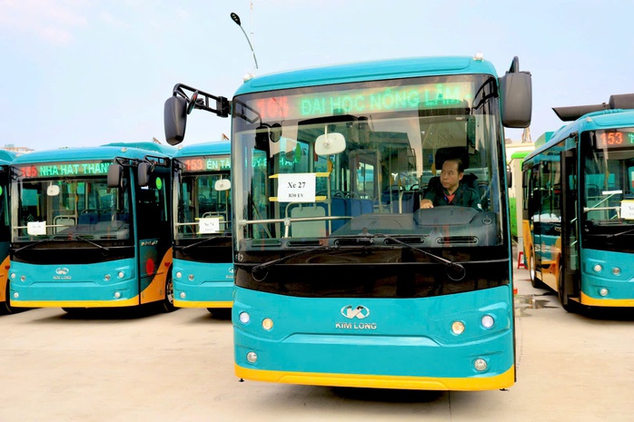 Hình ảnh xe buýt điện "đổ bộ", sẵn sàng phục vụ 17 tuyến kết nối metro số 1- Ảnh 1. Hình ảnh xe buýt điện "đổ bộ", sẵn sàng phục vụ 17 tuyến kết nối metro số 1- Ảnh 1.