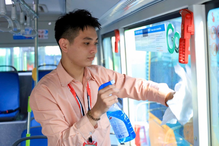 Hình ảnh xe buýt điện "đổ bộ", sẵn sàng phục vụ 17 tuyến kết nối metro số 1- Ảnh 10. Hình ảnh xe buýt điện "đổ bộ", sẵn sàng phục vụ 17 tuyến kết nối metro số 1- Ảnh 10.
