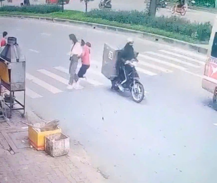 Truy tìm người gây tai nạn cho nữ phụ xe buýt ở TP HCM- Ảnh 1. Truy tìm người gây tai nạn cho nữ phụ xe buýt ở TP HCM- Ảnh 1.