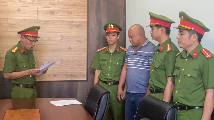 Bắt đối tượng cầm gậy, bình xịt hơi cay để "thị uy", gây bức xúc trên mạng xã hội- Ảnh 1. Bắt đối tượng cầm gậy, bình xịt hơi cay để "thị uy", gây bức xúc trên mạng xã hội- Ảnh 1.