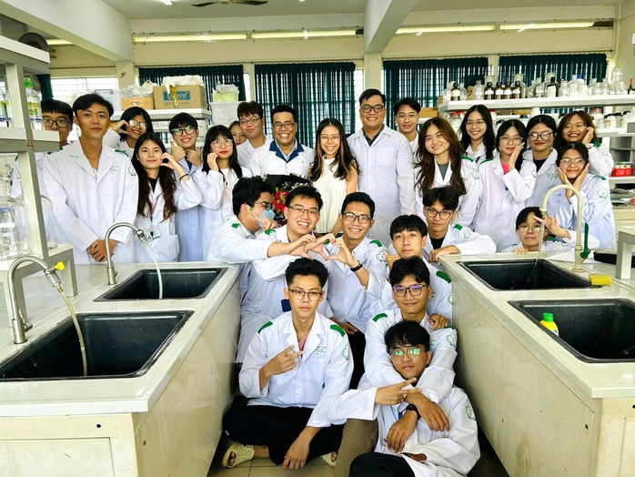 NGƯỜI THẦY THUỐC TRONG TÔI: Tiến sĩ 9X theo đuổi đam mê bào chế thuốc- Ảnh 1. NGƯỜI THẦY THUỐC TRONG TÔI: Tiến sĩ 9X theo đuổi đam mê bào chế thuốc- Ảnh 1.
