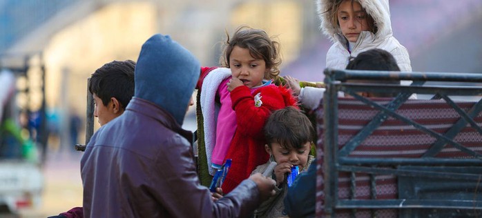 Trẻ em theo gia đình đến một trung tâm tiếp nhận ở Raqqa, miền Bắc Syria. Ảnh: UNICEF Trẻ em theo gia đình đến một trung tâm tiếp nhận ở Raqqa, miền Bắc Syria. Ảnh: UNICEF