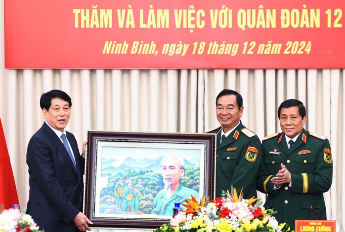 Chủ tịch nước Lương Cường tặng bức tranh chân dung Chủ tịch Hồ Chí Minh cho Quân đoàn 12 Chủ tịch nước Lương Cường tặng bức tranh chân dung Chủ tịch Hồ Chí Minh cho Quân đoàn 12