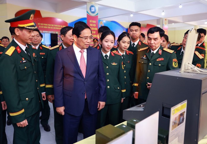 Thủ tướng Phạm Minh Chính tham quan sản phẩm nghiên cứu, sáng tạo của Học viện Kỹ thuật Quân sự. Ảnh: TTXVN Thủ tướng Phạm Minh Chính tham quan sản phẩm nghiên cứu, sáng tạo của Học viện Kỹ thuật Quân sự. Ảnh: TTXVN