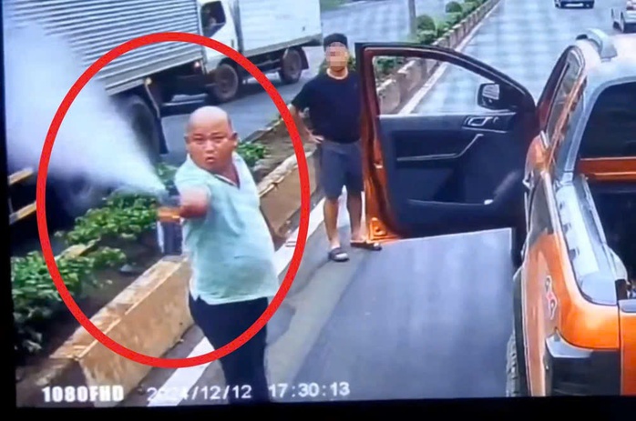 Bắt đối tượng cầm gậy, bình xịt hơi cay để "thị uy", gây bức xúc trên mạng xã hội- Ảnh 2. Bắt đối tượng cầm gậy, bình xịt hơi cay để "thị uy", gây bức xúc trên mạng xã hội- Ảnh 2.