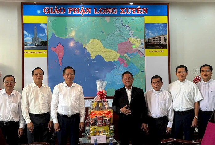 Lãnh đạo TP HCM chúc mừng Giáng sinh tại An Giang- Ảnh 1. Lãnh đạo TP HCM chúc mừng Giáng sinh tại An Giang- Ảnh 1.