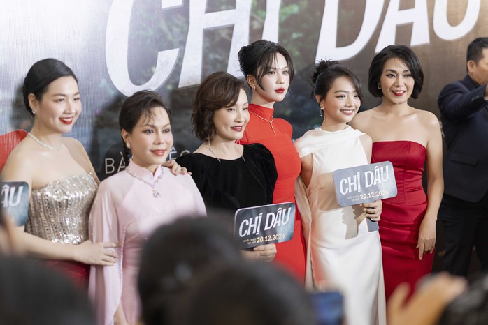 Ngọc Trinh "đọ eo" cùng Hồng Đào, Việt Hương- Ảnh 4. Ngọc Trinh "đọ eo" cùng Hồng Đào, Việt Hương- Ảnh 4.
