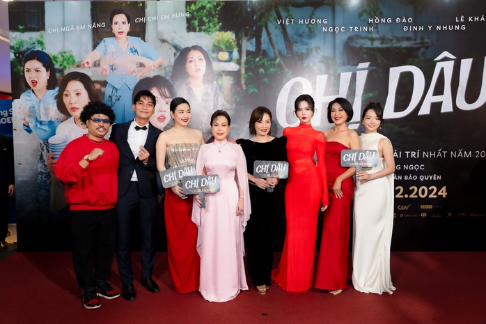 Ngọc Trinh "đọ eo" cùng Hồng Đào, Việt Hương- Ảnh 3. Ngọc Trinh "đọ eo" cùng Hồng Đào, Việt Hương- Ảnh 3.