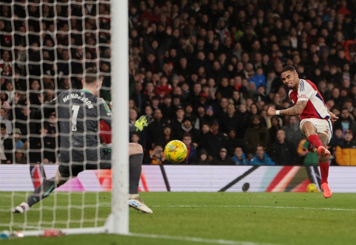 Ngược dòng bằng cú hat-trick đẳng cấp, Arsenal giành vé bán kết League Cup- Ảnh 3.