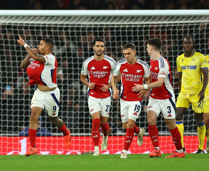 Ngược dòng bằng cú hat-trick đẳng cấp, Arsenal giành vé bán kết League Cup- Ảnh 4.