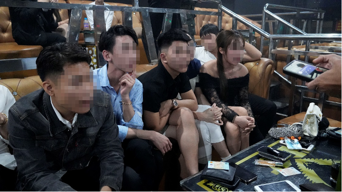 Đột kích quán Bar HV ở Bình Phước, phát hiện 30 người đang "phê" ma tuý và 1 khẩu súng- Ảnh 2. Đột kích quán Bar HV ở Bình Phước, phát hiện 30 người đang "phê" ma tuý và 1 khẩu súng- Ảnh 2.