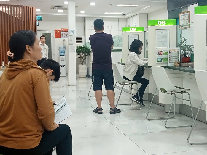 Người dân đổ xô đến ngân hàng xác thực sinh trắc học- Ảnh 1. Người dân đổ xô đến ngân hàng xác thực sinh trắc học- Ảnh 1.