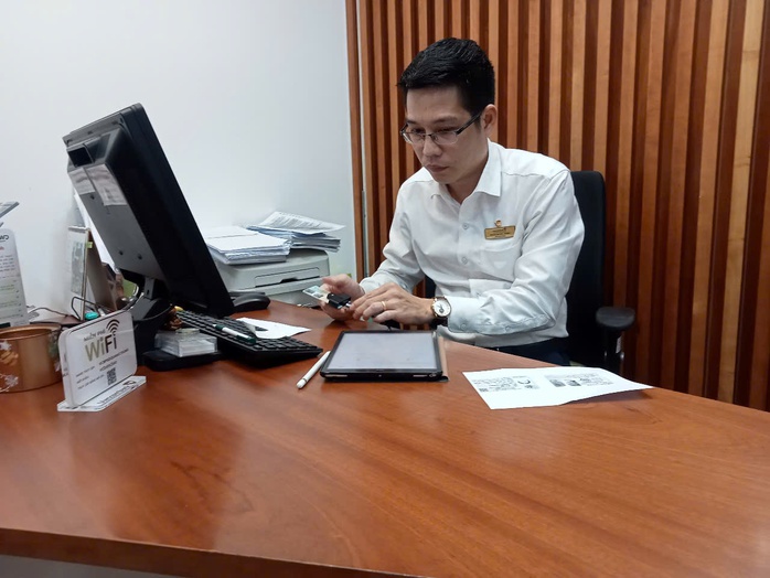 Người dân đổ xô đến ngân hàng xác thực sinh trắc học- Ảnh 2. Người dân đổ xô đến ngân hàng xác thực sinh trắc học- Ảnh 2.