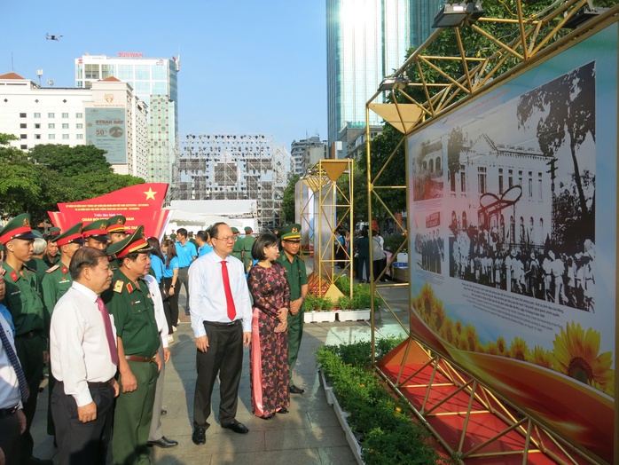Khai mạc triển lãm "Quân đội nhân dân Việt Nam- Tự hào 80 năm xây dựng, chiến đấu và trưởng thành"- Ảnh 2. Khai mạc triển lãm "Quân đội nhân dân Việt Nam- Tự hào 80 năm xây dựng, chiến đấu và trưởng thành"- Ảnh 2.