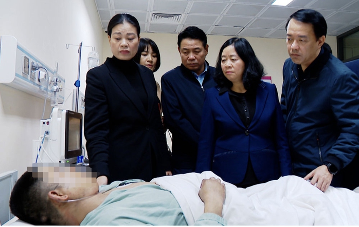 Lãnh đạo TP Hà Nội thăm hỏi nạn nhân vụ cháy đang được điều trị tại Bệnh viện E. Ảnh: NGUYỄN HƯỞNG Lãnh đạo TP Hà Nội thăm hỏi nạn nhân vụ cháy đang được điều trị tại Bệnh viện E. Ảnh: NGUYỄN HƯỞNG