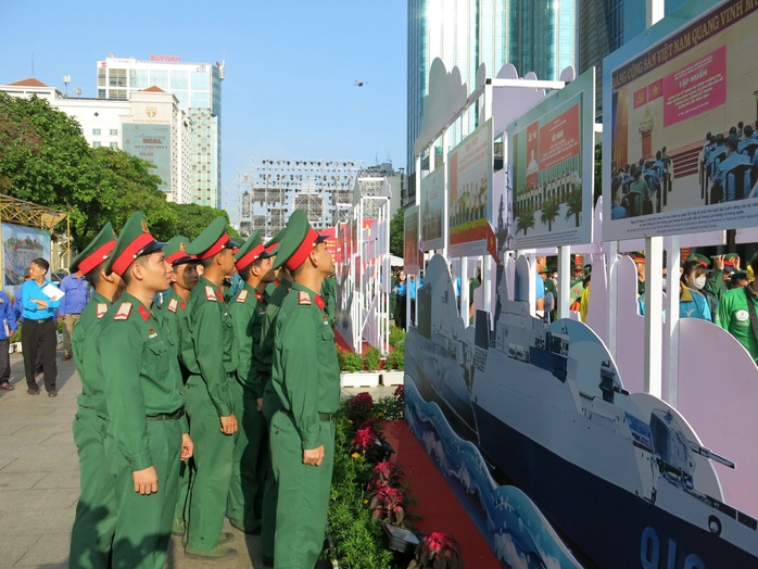 Khai mạc triển lãm "Quân đội nhân dân Việt Nam- Tự hào 80 năm xây dựng, chiến đấu và trưởng thành"- Ảnh 8. Khai mạc triển lãm "Quân đội nhân dân Việt Nam- Tự hào 80 năm xây dựng, chiến đấu và trưởng thành"- Ảnh 8.