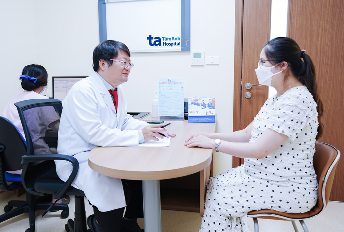 ThS.BS Lê Nhất Nguyên tư vấn cho khách hàng tại Bệnh viện Tâm Anh - Quận 8 TP HCM. Ảnh: Tuệ Diễm ThS.BS Lê Nhất Nguyên tư vấn cho khách hàng tại Bệnh viện Tâm Anh - Quận 8 TP HCM. Ảnh: Tuệ Diễm