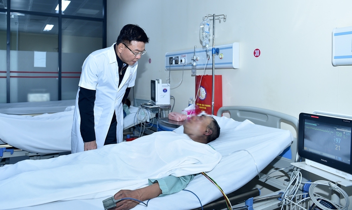 Phó Thủ tướng Lê Thành Long kiểm tra hiện trường vụ cháy 11 người tử vong, thăm hỏi nạn nhân- Ảnh 1. Phó Thủ tướng Lê Thành Long kiểm tra hiện trường vụ cháy 11 người tử vong, thăm hỏi nạn nhân- Ảnh 1.