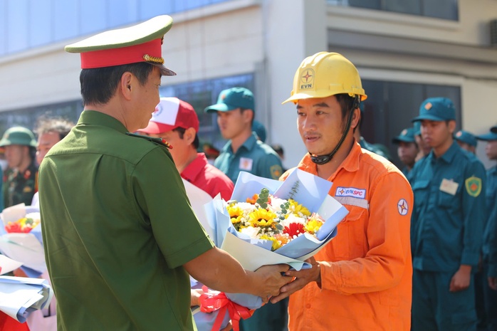 Hình ảnh diễn tập sự cố cháy nổ ở công ty có 2.700 công nhân- Ảnh 9. Hình ảnh diễn tập sự cố cháy nổ ở công ty có 2.700 công nhân- Ảnh 9.