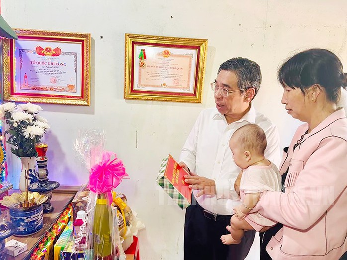 Lãnh đạo TP HCM thăm gia đình các liệt sĩ hy sinh trong diễn tập ở Đồng Nai- Ảnh 1. Lãnh đạo TP HCM thăm gia đình các liệt sĩ hy sinh trong diễn tập ở Đồng Nai- Ảnh 1.