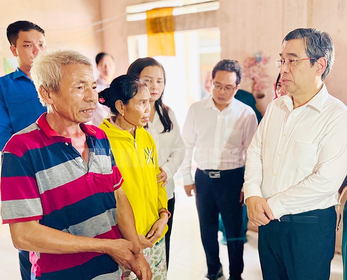 Lãnh đạo TP HCM thăm gia đình các liệt sĩ hy sinh trong diễn tập ở Đồng Nai- Ảnh 2. Lãnh đạo TP HCM thăm gia đình các liệt sĩ hy sinh trong diễn tập ở Đồng Nai- Ảnh 2.
