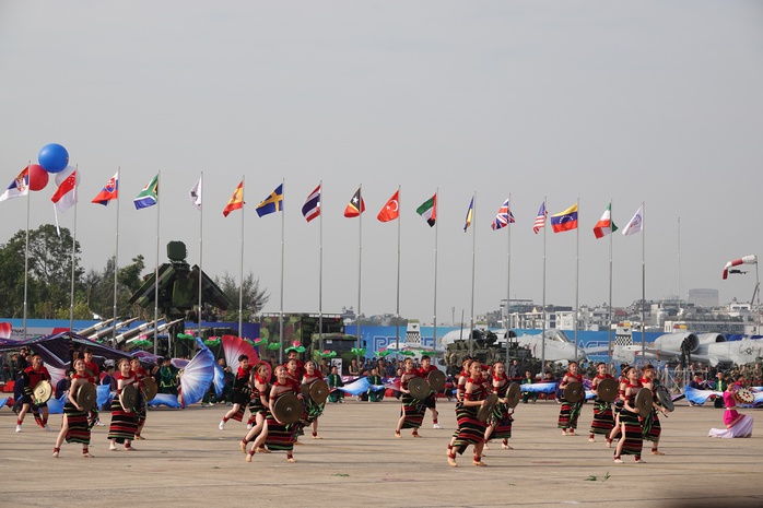 Thủ tướng thăm các gian trưng bày tại Triển lãm Quốc phòng quốc tế Việt Nam 2024- Ảnh 11. Thủ tướng thăm các gian trưng bày tại Triển lãm Quốc phòng quốc tế Việt Nam 2024- Ảnh 11.