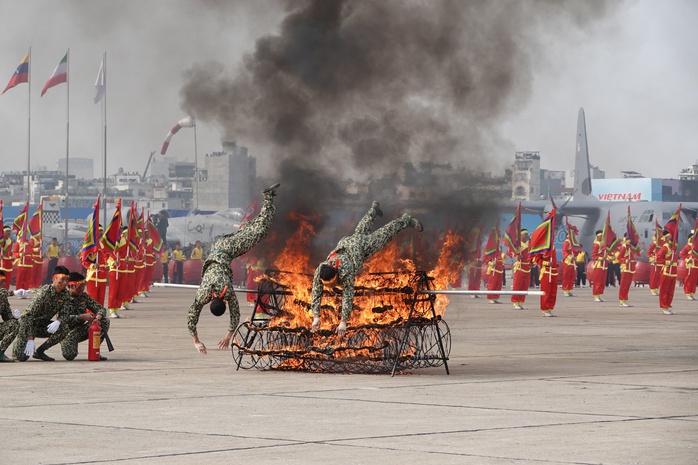 Thủ tướng thăm các gian trưng bày tại Triển lãm Quốc phòng quốc tế Việt Nam 2024- Ảnh 14. Thủ tướng thăm các gian trưng bày tại Triển lãm Quốc phòng quốc tế Việt Nam 2024- Ảnh 14.