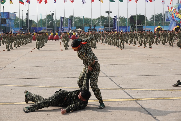 Thủ tướng thăm các gian trưng bày tại Triển lãm Quốc phòng quốc tế Việt Nam 2024- Ảnh 15. Thủ tướng thăm các gian trưng bày tại Triển lãm Quốc phòng quốc tế Việt Nam 2024- Ảnh 15.
