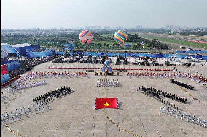 Thủ tướng thăm các gian trưng bày tại Triển lãm Quốc phòng quốc tế Việt Nam 2024- Ảnh 10. Thủ tướng thăm các gian trưng bày tại Triển lãm Quốc phòng quốc tế Việt Nam 2024- Ảnh 10.