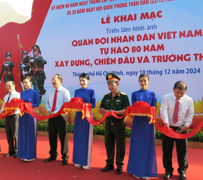 Khai mạc triển lãm "Quân đội nhân dân Việt Nam- Tự hào 80 năm xây dựng, chiến đấu và trưởng thành"- Ảnh 1. Khai mạc triển lãm "Quân đội nhân dân Việt Nam- Tự hào 80 năm xây dựng, chiến đấu và trưởng thành"- Ảnh 1.