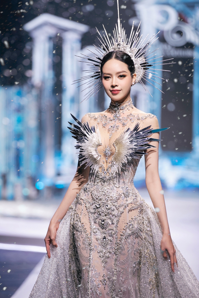 Minh Tuyết trở thành nữ hoàng đêm thời trang X-mode- Ảnh 5. Minh Tuyết trở thành nữ hoàng đêm thời trang X-mode- Ảnh 5.