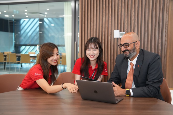 Ông Mukesh Pilania, Phó Chủ tịch điều hành kiêm Giám đốc Bộ phận Ngân hàng Số và các nhân viên Techcombank Ông Mukesh Pilania, Phó Chủ tịch điều hành kiêm Giám đốc Bộ phận Ngân hàng Số và các nhân viên Techcombank