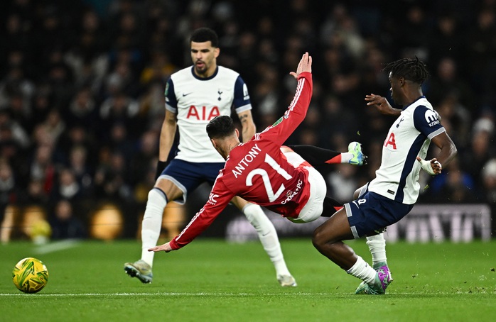Rượt đuổi 7 bàn với Tottenham, Man United dừng bước tứ kết League Cup- Ảnh 2. Rượt đuổi 7 bàn với Tottenham, Man United dừng bước tứ kết League Cup- Ảnh 2.