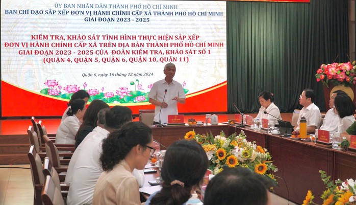 Phó Chủ tịch UBND TP HCM Võ Văn Hoan vừa kiểm tra tình hình thực hiện sắp xếp đơn vị hành chính cấp phường ở 5 quận: 1, 4, 5, 6, 10. Ảnh: NGUYỄN PHAN