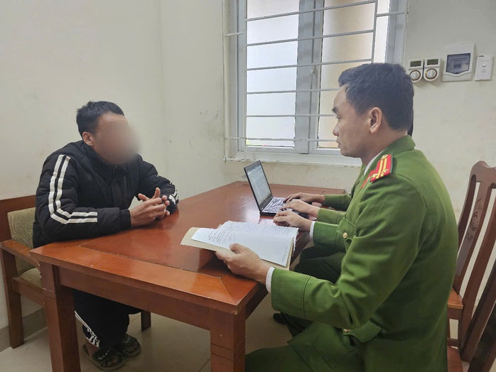 Nổi lòng tham sau khi nhặt thẻ ATM kèm mật khẩu, 2 người bị khởi tố- Ảnh 1. Nổi lòng tham sau khi nhặt thẻ ATM kèm mật khẩu, 2 người bị khởi tố- Ảnh 1.