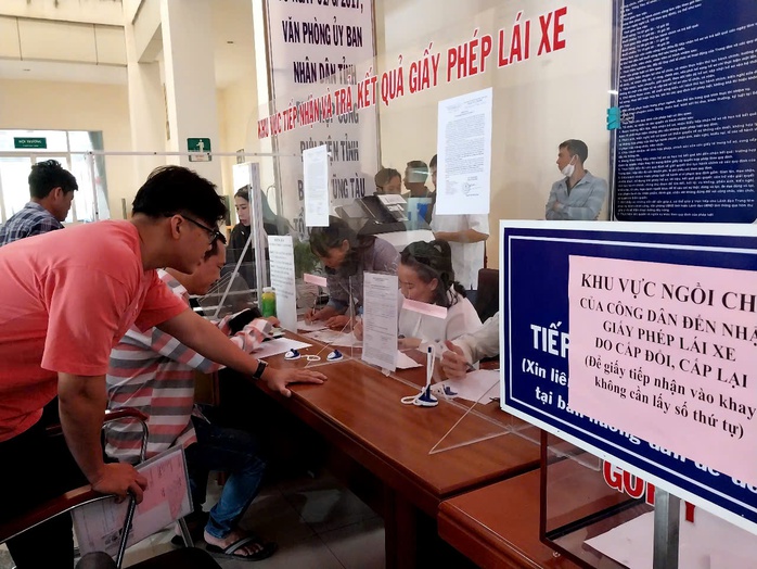 Đổ xô đi đổi giấy phép lái xe ở Bà Rịa - Vũng Tàu- Ảnh 1. Đổ xô đi đổi giấy phép lái xe ở Bà Rịa - Vũng Tàu- Ảnh 1.
