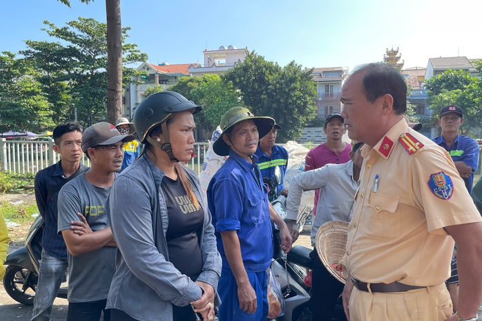 Bị cảnh sát xử phạt, nhiều người ở quận Bình Thạnh tỏ ra rất buồn dù biết sai- Ảnh 3. Bị cảnh sát xử phạt, nhiều người ở quận Bình Thạnh tỏ ra rất buồn dù biết sai- Ảnh 3.